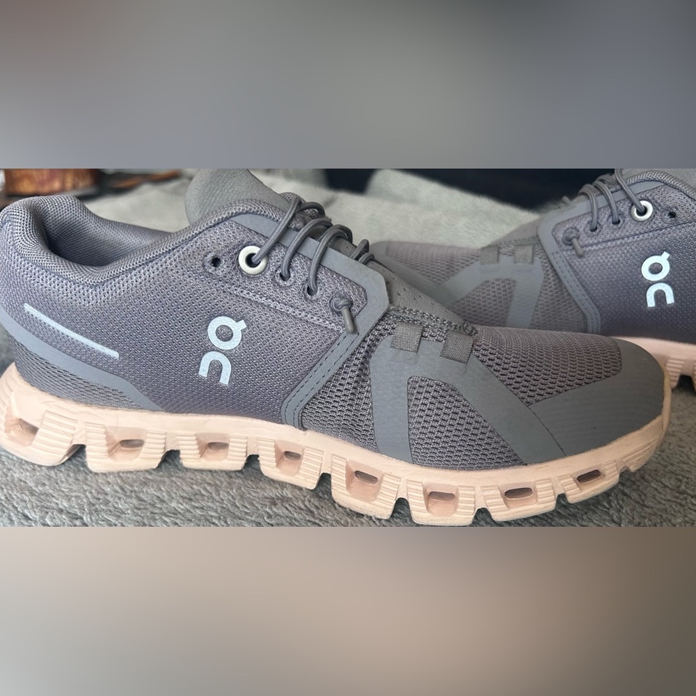 On cloud 5 women’s size 6.5